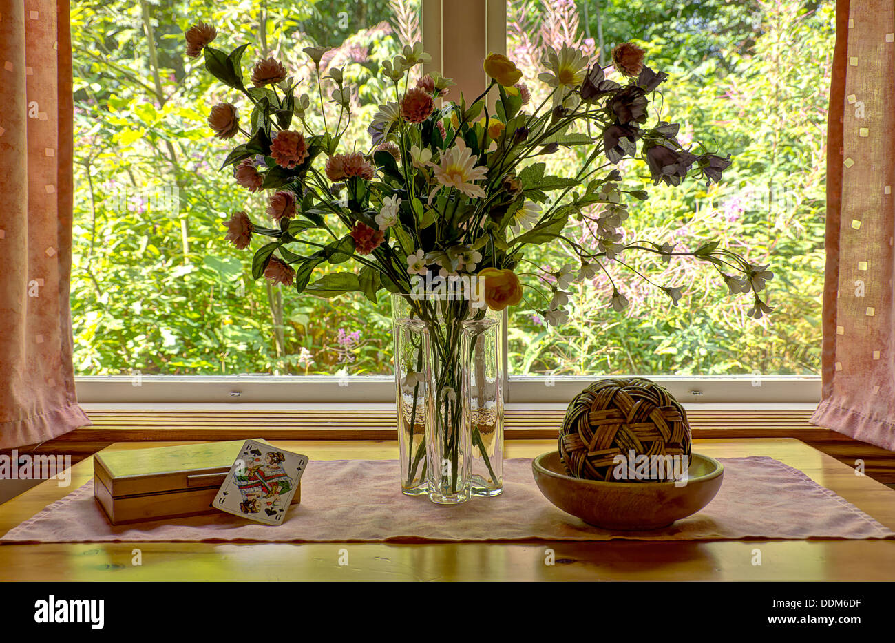 Stillleben mit Plastikblumen und Pique Dame Stockfoto