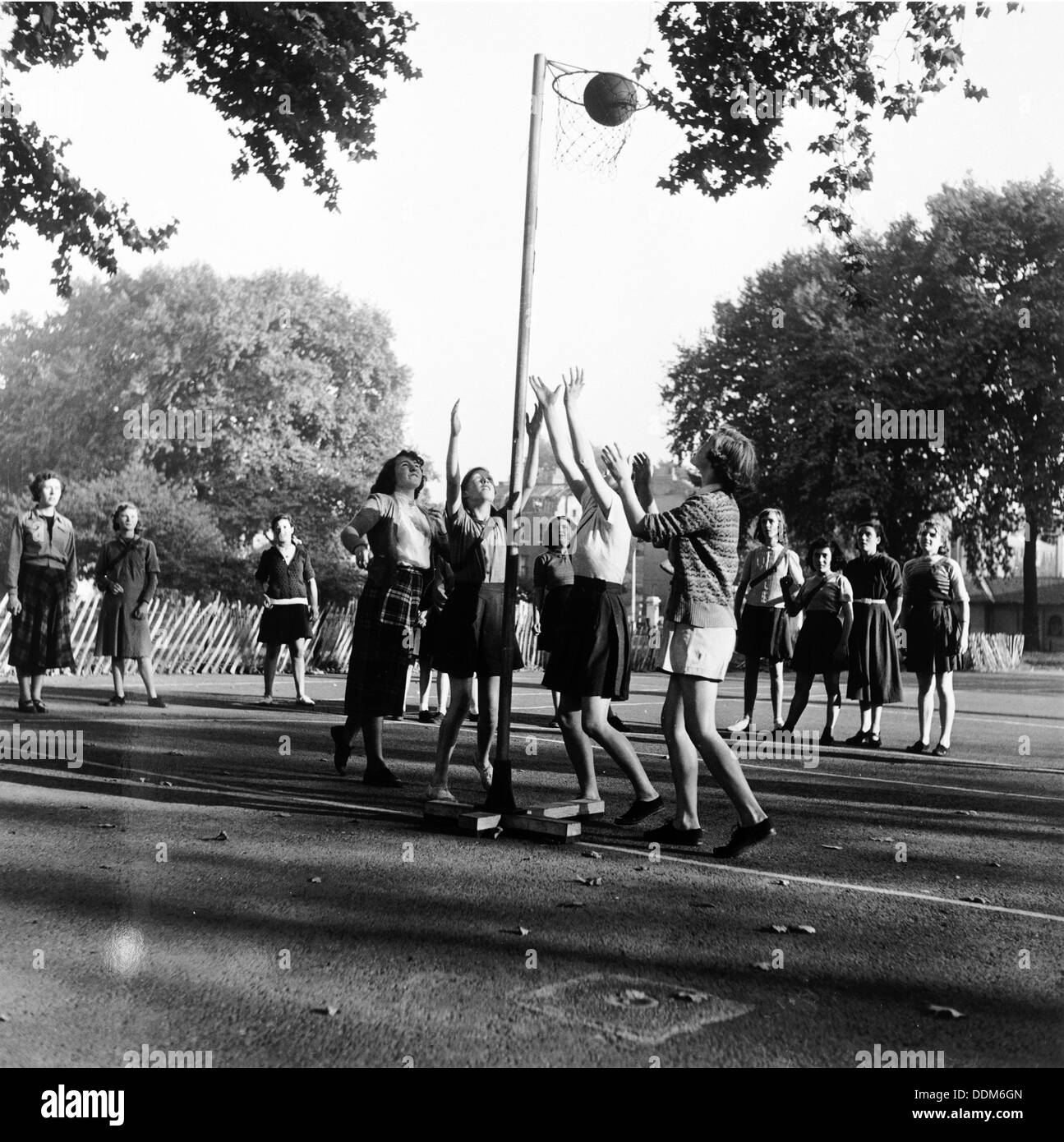 Korbball-Spiel am Coram es Felder Schule, Camden, London, 1959. Künstler: Henry Grant Stockfoto