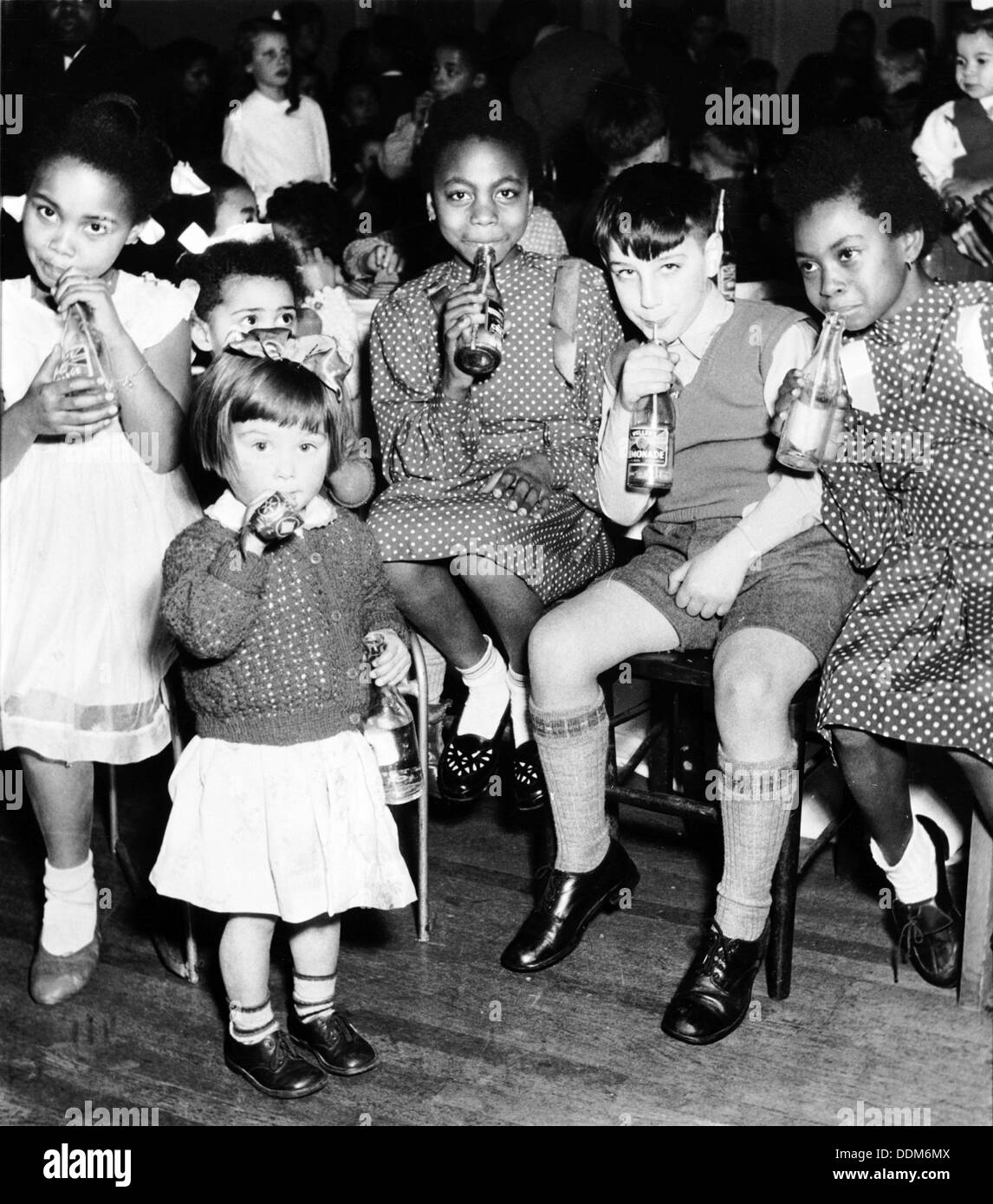 Kinder, London, 1950er Jahre. Künstler: Henry Grant Stockfoto