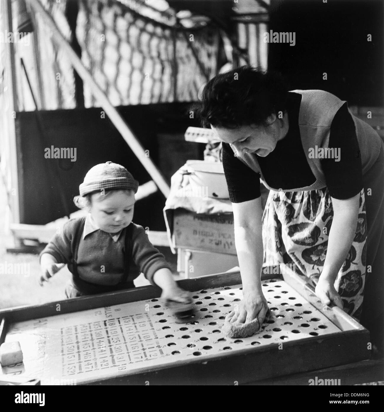 Frau und Kind am Jahrmarkt Hampstead, London, (Anfang der 1950er Jahre?). Künstler: Henry Grant Stockfoto