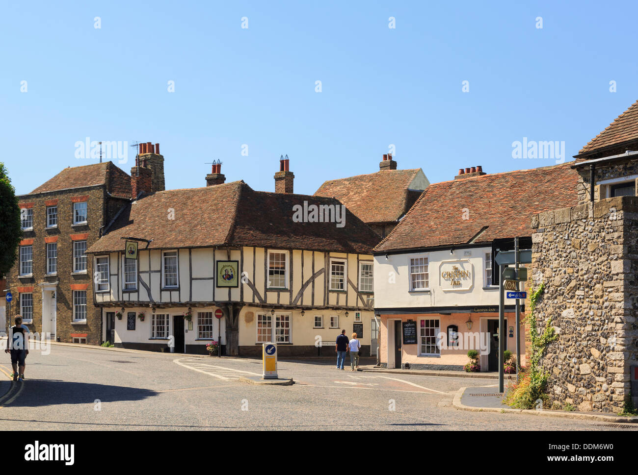 15. Jahrhundert Admiral Owen Pub und 16. Jahrhundert Crispin Inn in der Altstadt. High Street, Sandwich, Kent, England, UK, Großbritannien Stockfoto