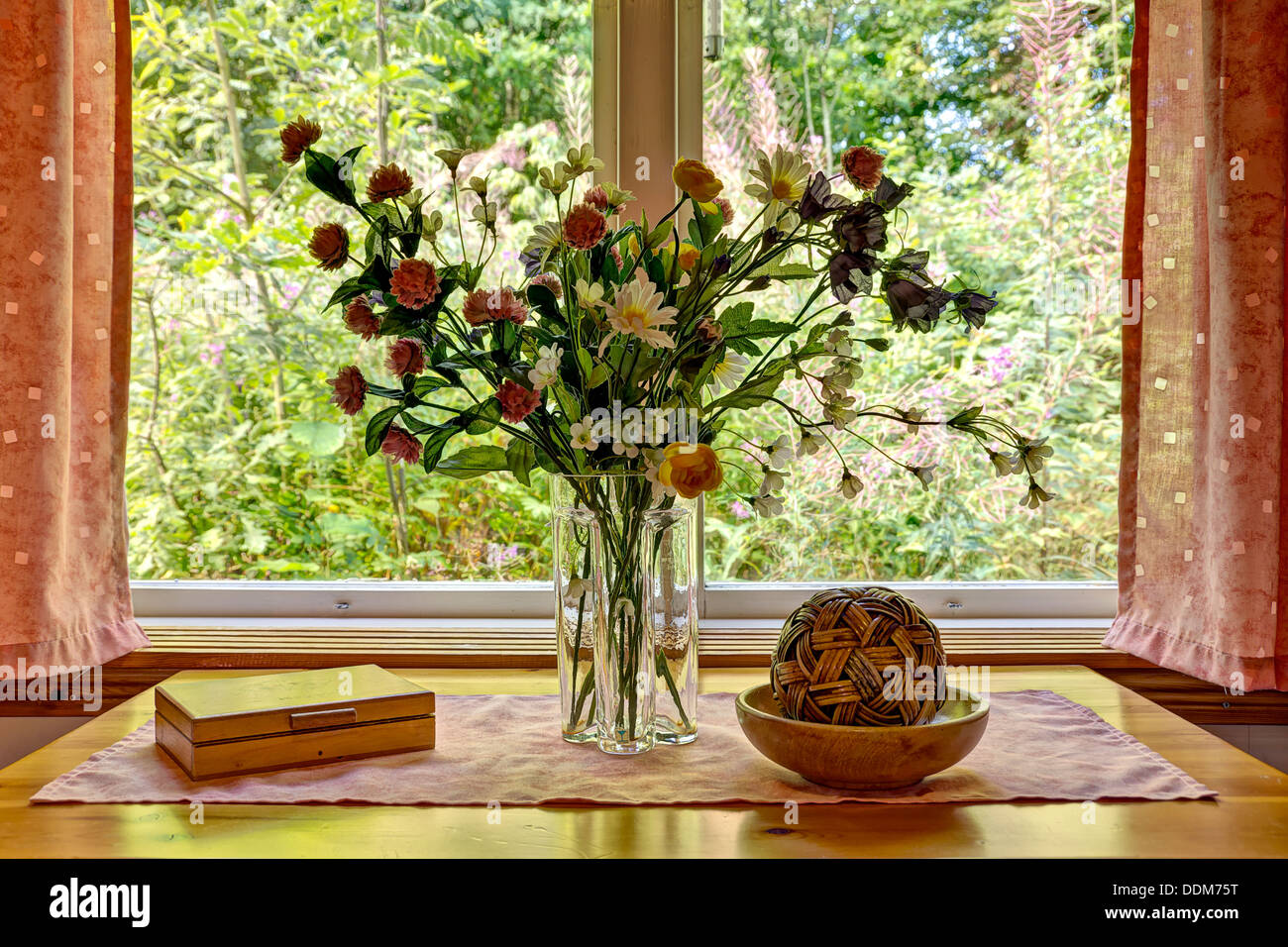 Stillleben mit Plastikblumen Stockfoto