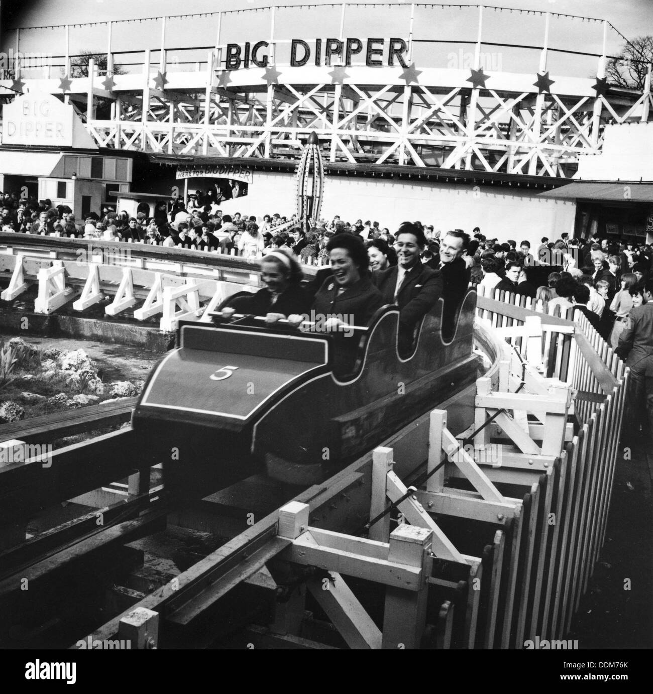 Spaß auf dem Big Dipper Jahrmarkt Battersea, London, 1966. Künstler: Henry Grant Stockfoto