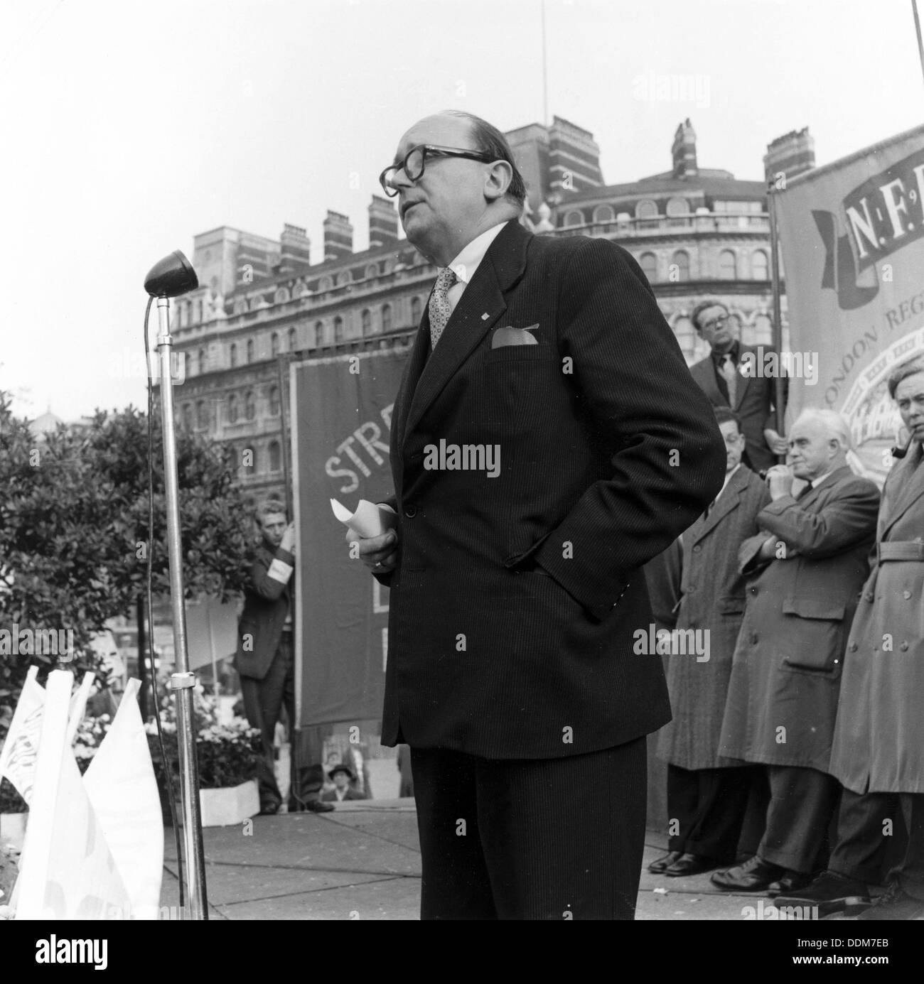 Bob Willis, Mitglied General Council TUC, London Labour Party Demo gegen Miete, 20. Oktober 1957. Künstler: Henry Grant Stockfoto