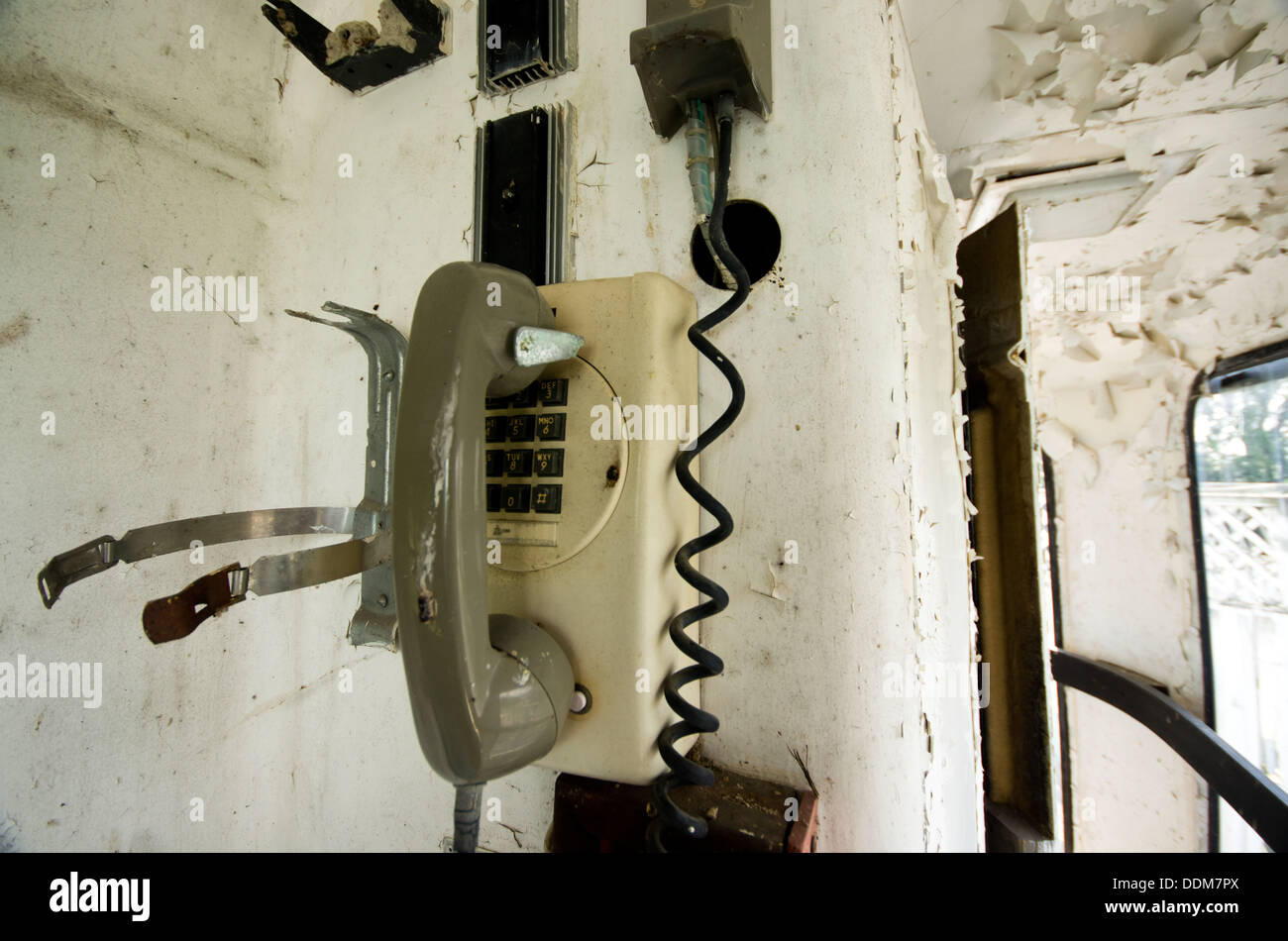 Ein Telefon innerhalb der verlassenen Boblo Insel Sky Tower. Stockfoto