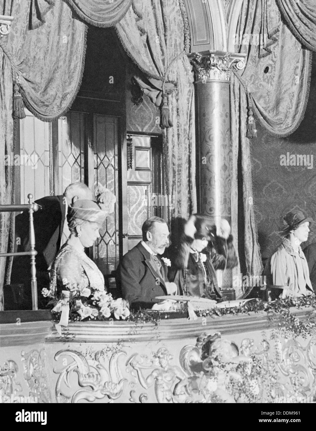 King George V & Queen Mary am Palace Theatre, c 1920. Artist: Unbekannt Stockfoto