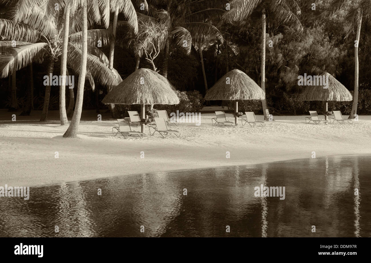 Sonnenschirme und Liegestühle am Lagunenstrand. Bora Bora. Französisch-Polynesien. Stockfoto