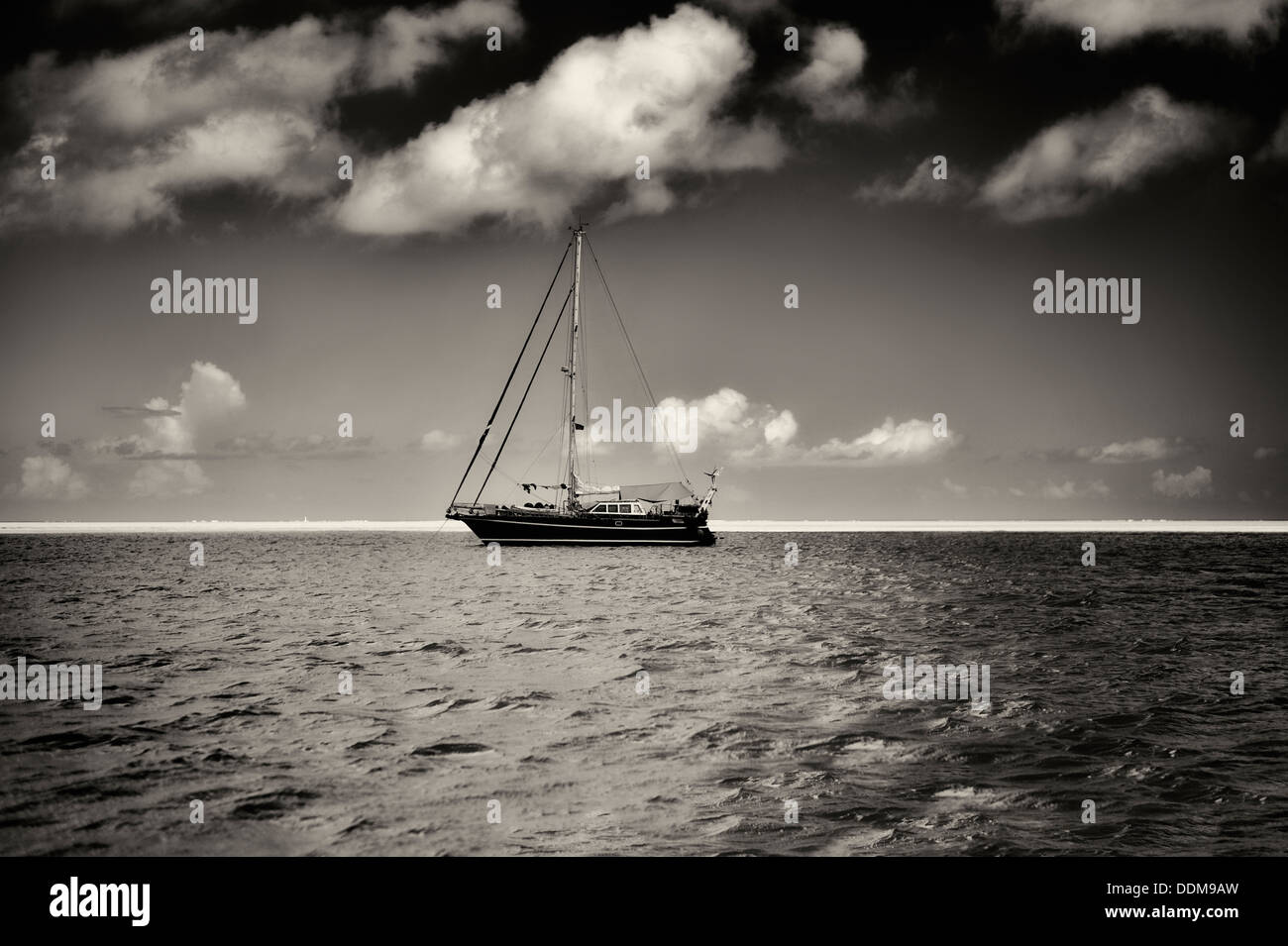 Kleines Segelboot in Bora Bora. Französisch-Polynesien Stockfoto