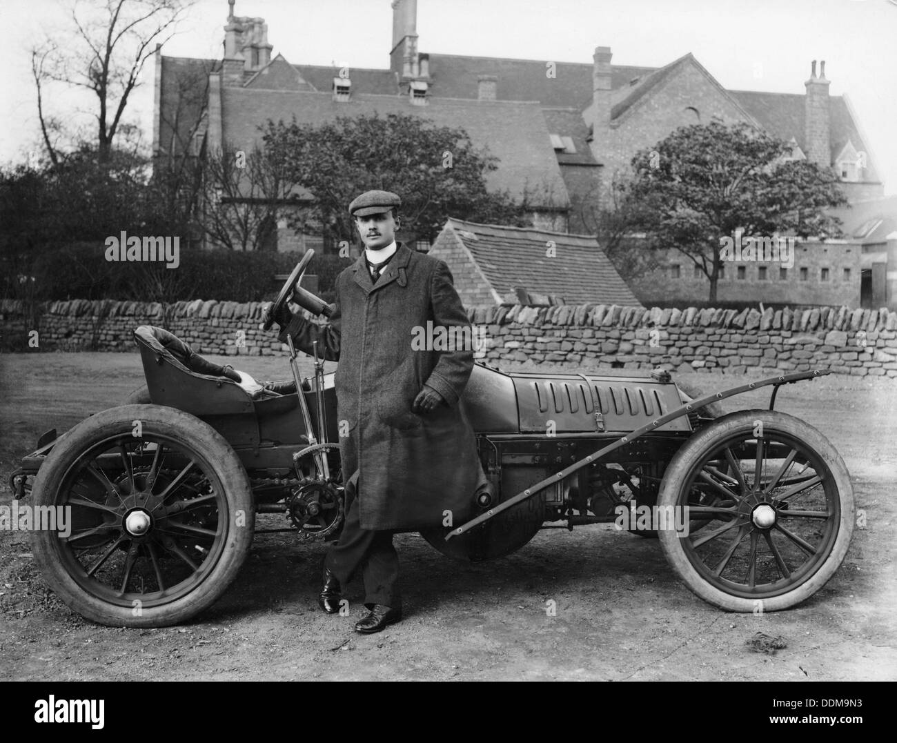 Charles Stewart Rolls mit einem 1905 Wolseley, c 1905. Artist: Unbekannt Stockfoto