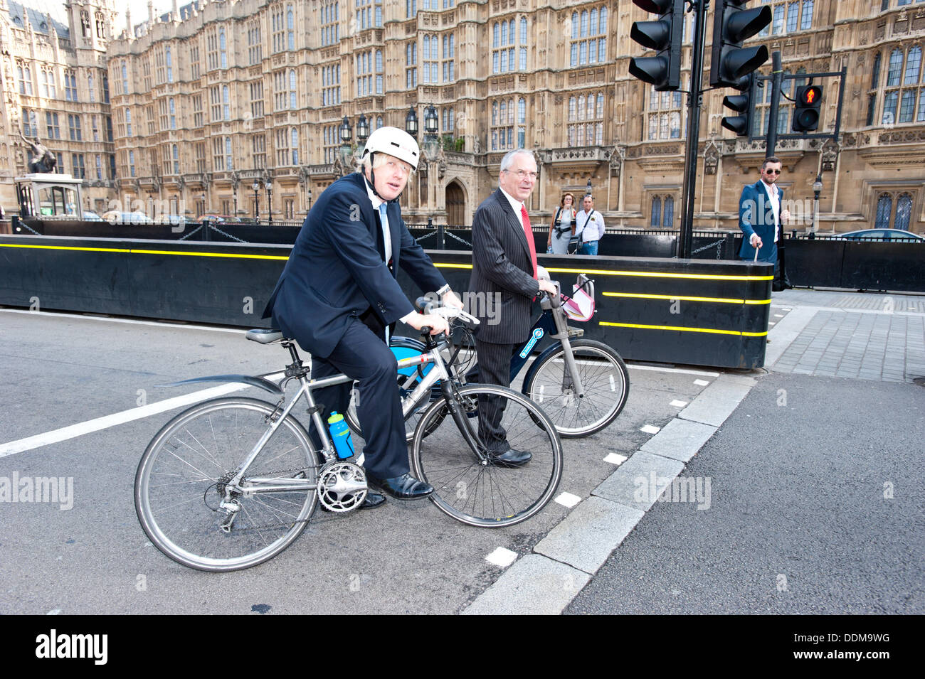 London, UK - 4. September 2013: der Bürgermeister von London, Boris Johnson und des Londons Verkehrskommissar, Sir Peter Hendy, fahren ihre Fahrräder in Westminster nach Enthüllung eine Reihe von Maßnahmen zur Bekämpfung von schweren Gütern Fahrzeug (LKW) Sicherheit im Rahmen einer gemeinsamen Anstrengung, Radfahren in der Hauptstadt zu steigern. Bildnachweis: Piero Cruciatti/Alamy Live-Nachrichten Stockfoto