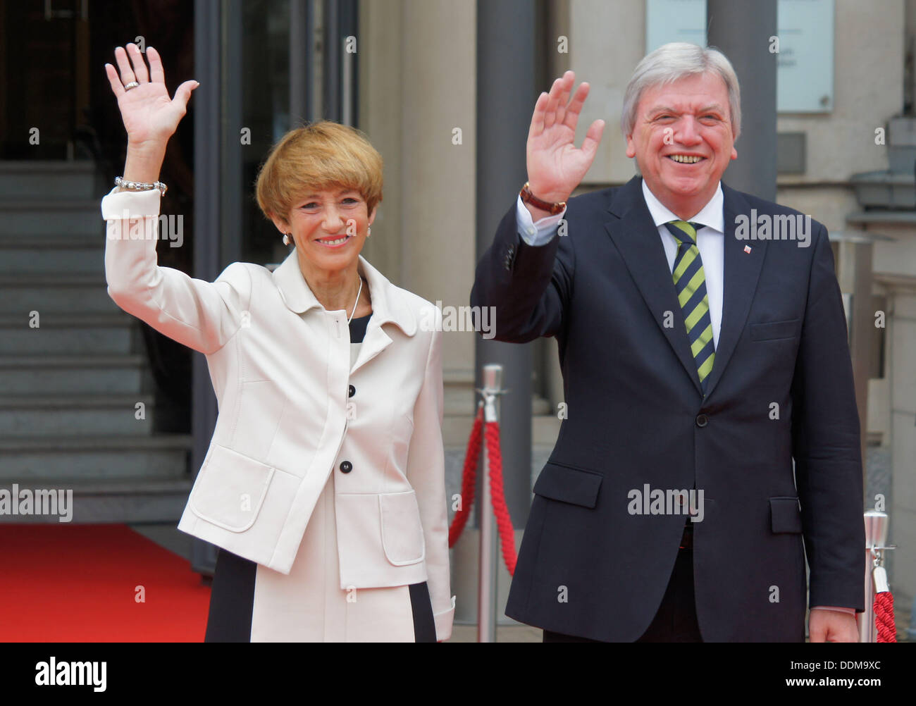 Ehepaar Volker und Ursula Bouffier vor der Staatskanzlei des Landes Hessen verheiratet. Volker Bouffier ist der Ministerpräsident des Landes Hessen Stockfoto