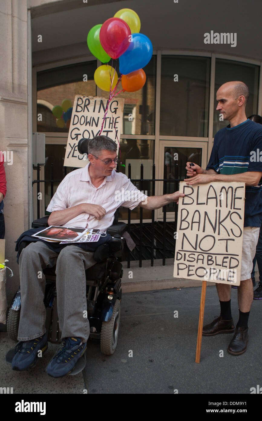 London, UK. 4. September 2013. DPAC (behinderte Menschen gegen Kürzungen) Protest Ungleichheit für Menschen mit Behinderungen außerhalb der Abteilung für Bildung hervorheben. London, UK, 4. September 2013 Credit: Martyn Wheatley/Alamy Live News Stockfoto