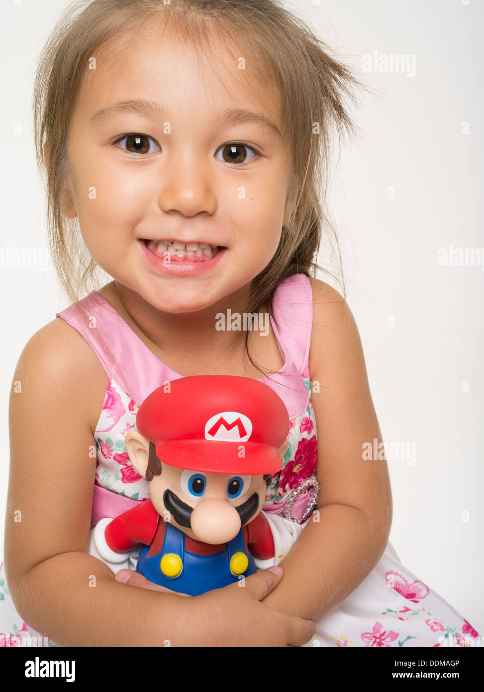Nintendo Super Mario Toy mit Japanerin Stockfoto