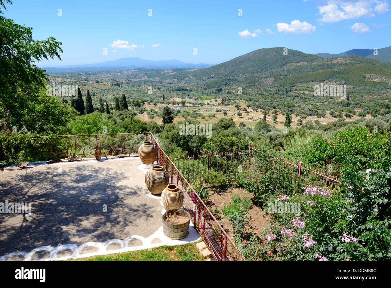 Die Aussicht auf Ruinen in antiken Messene (Messenien), Peloponnes, Griechenland Stockfoto