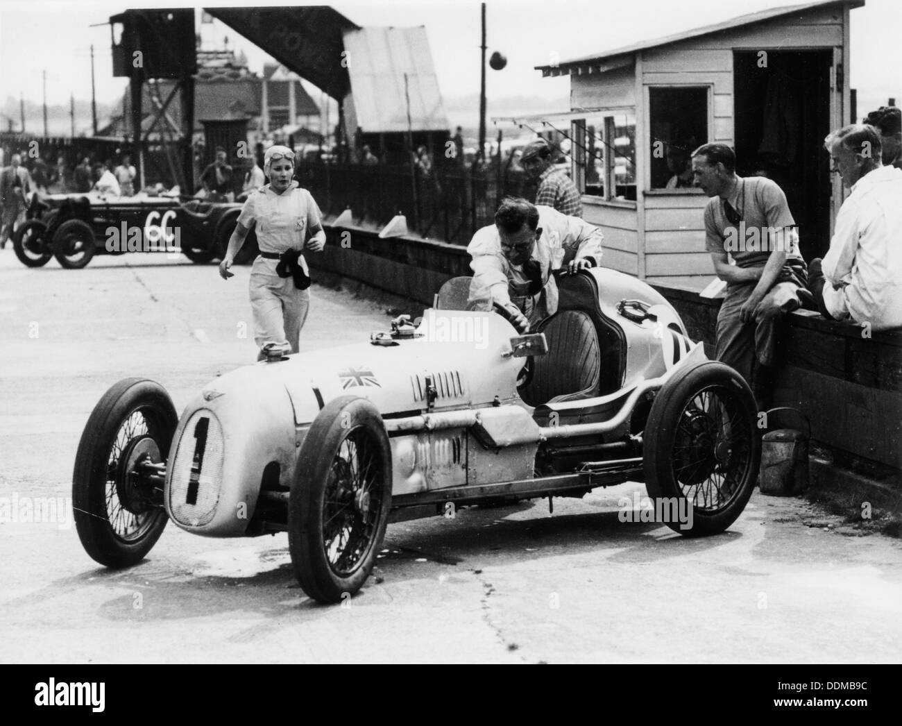 Kay Petre und Austin Seven, Brooklands, 1936. Artist: Unbekannt Stockfoto