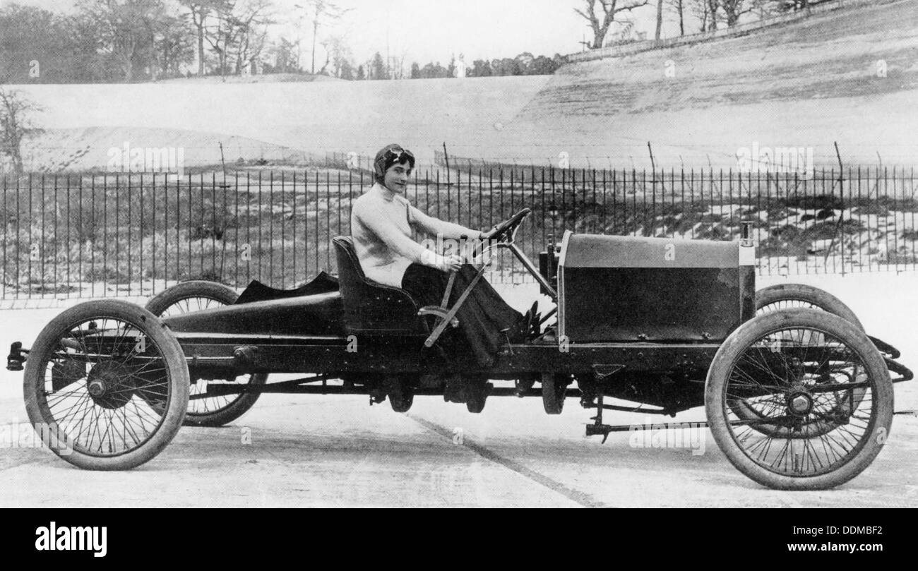 Miss Dorothy Levitt, in einer 26 hp Napier, Brooklands, 1908. Artist: Unbekannt Stockfoto