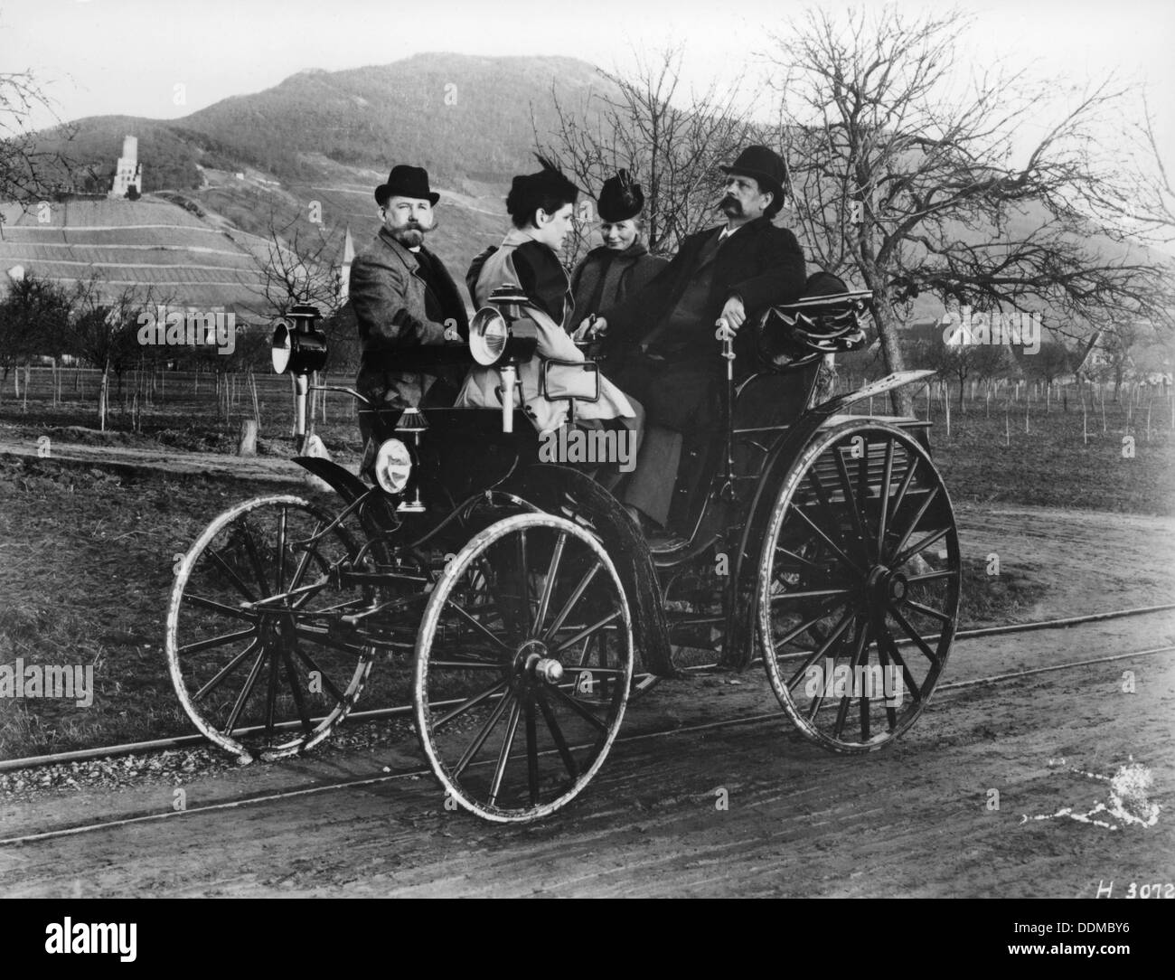 Karl Benz mit seiner Frau Bertha in einem Benz-Viktoria, 1893. Artist: Unbekannt Stockfoto