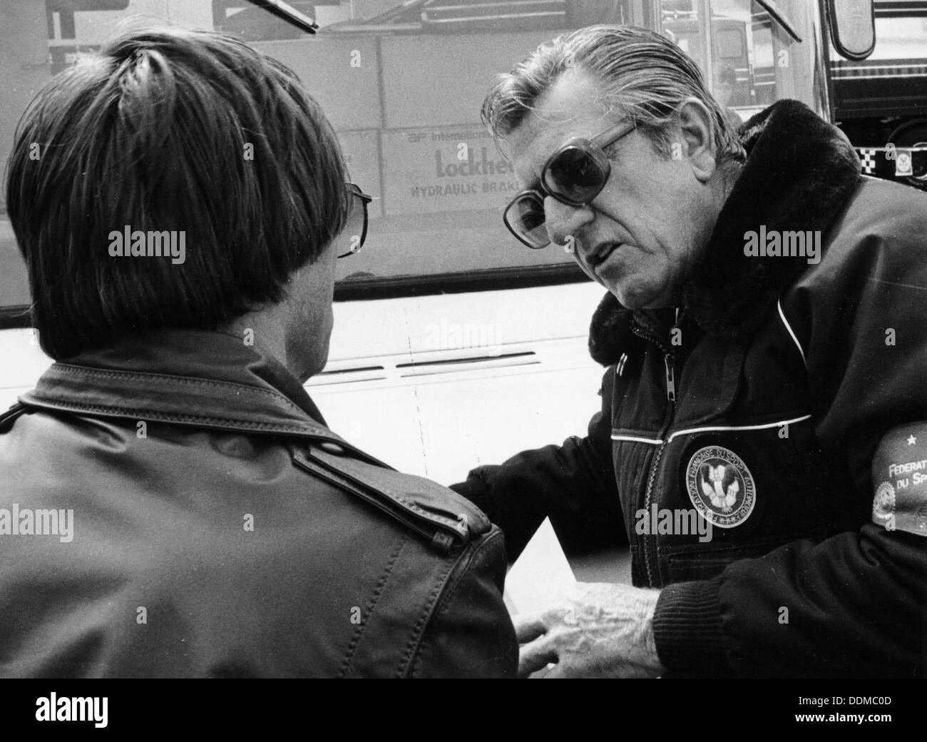 Jean-Marie Balestre sprechen mit Bernie Ecclestone, c 1978 - c 1991. Artist: Unbekannt Stockfoto