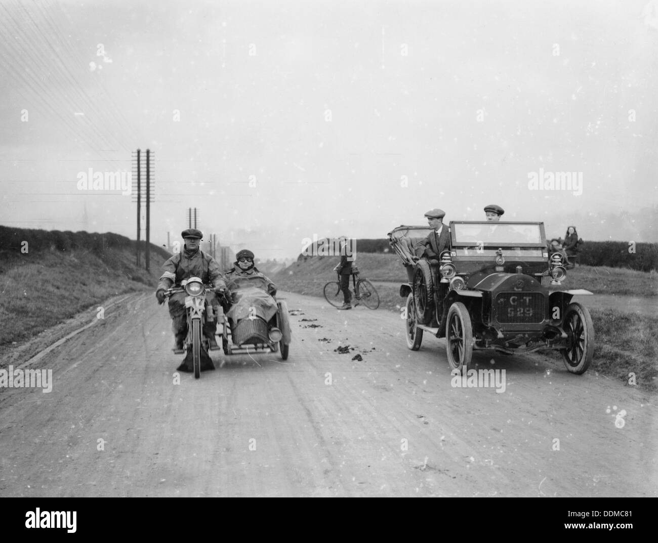 Ein Motorrad und Seitenwagen, eine Auto- und Radfahrer auf der Straße. Artist: Unbekannt Stockfoto
