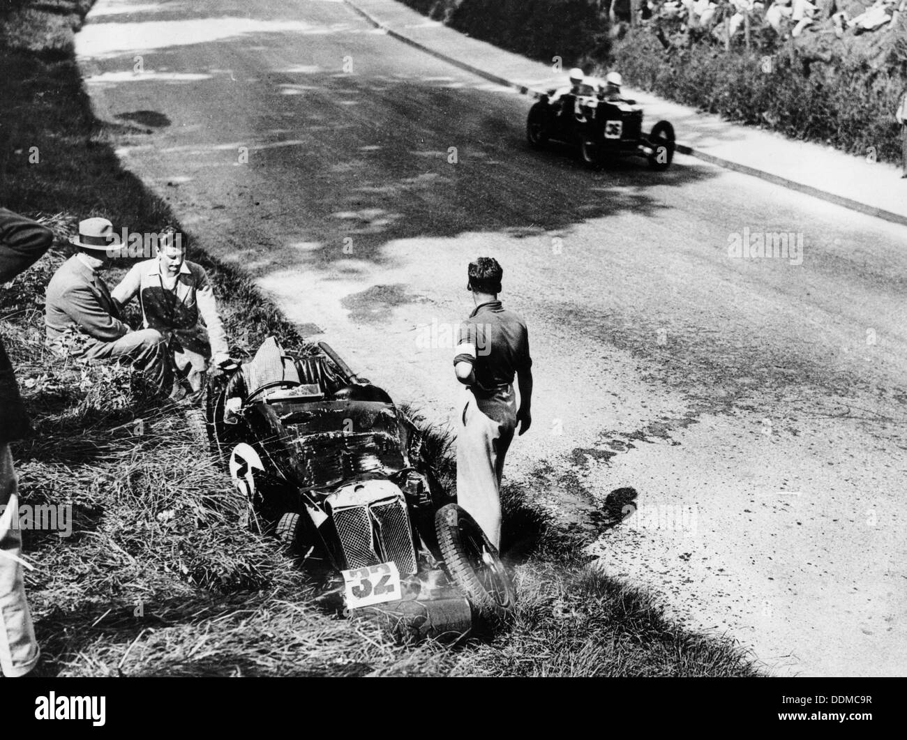 Die Wracks der Goldie Gardner's MG J4, Tourist Trophy, Ards-Belfast, 1932. Artist: Unbekannt Stockfoto