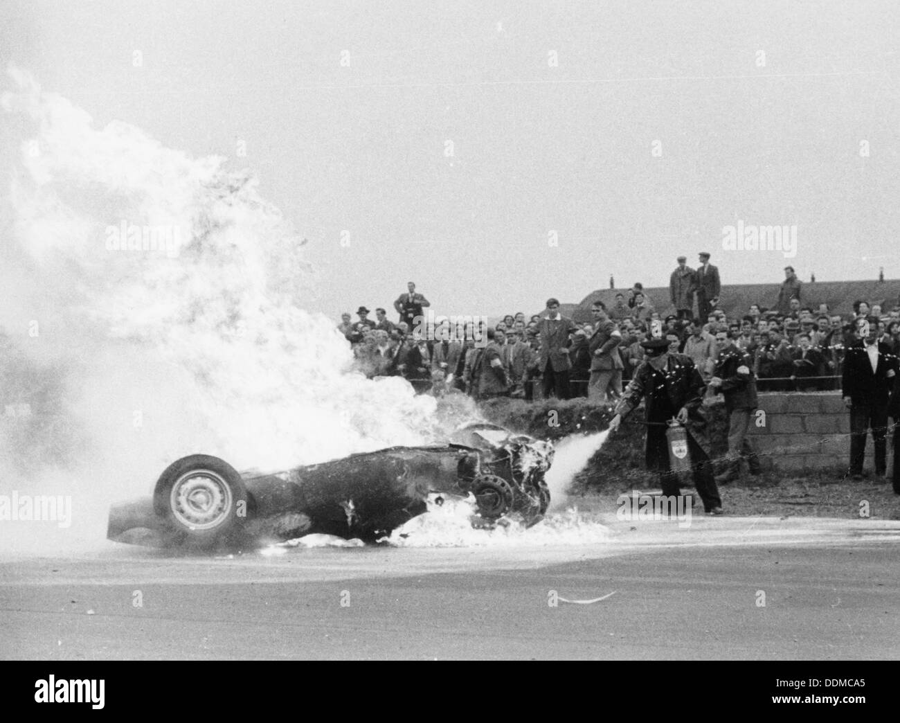 Tony Brooks' Auto auf Feuer an der Britische Grand Prix, Silverstone, Northamptonshire, 1956. Artist: Unbekannt Stockfoto