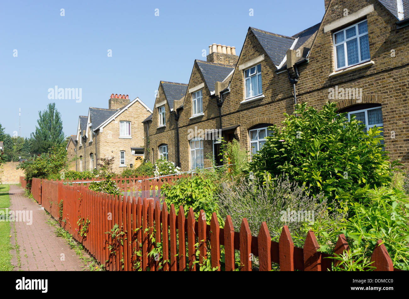 St John's Cottages, Maple Road, Geld, entstanden im Jahre 1863 als Armenhäuser, aber sind jetzt Privathäuser. Von Edwin Nash entworfen. Stockfoto