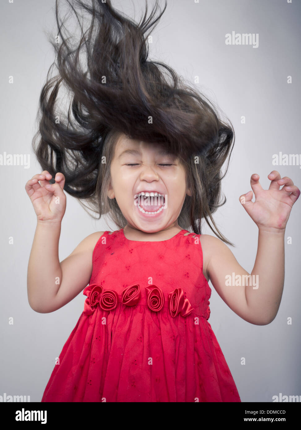 Kind Lachen mit Haare fliegen Stockfoto