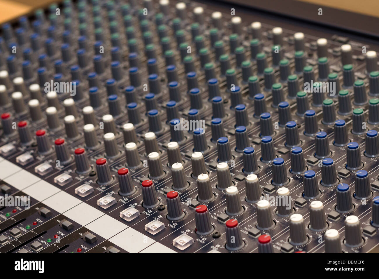 Audio-mixing-Konsole in einem Tonstudio. Fader und Regler der ein sound-mixer Stockfoto