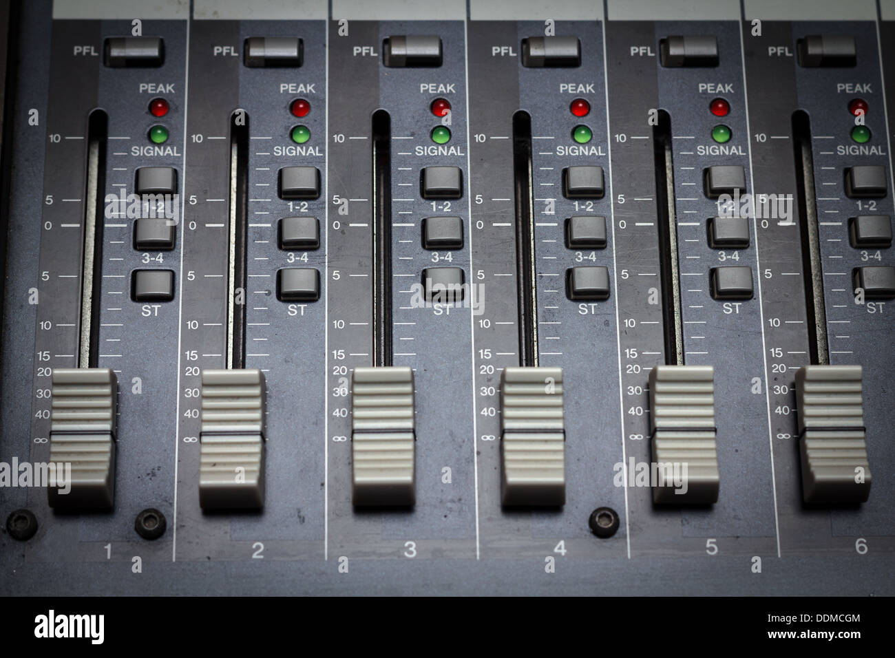 Audio-mixing-Konsole in einem Tonstudio. Fader von einem sound-mixer Stockfoto