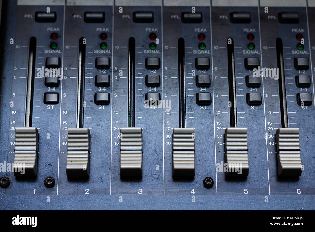 Audio-mixing-Konsole in einem Tonstudio. Fader von einem sound-mixer Stockfoto