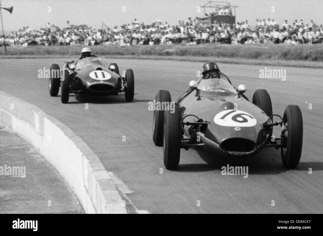 Graham Hill und Jack Brabham Racing im XI. Britischen Grand Prix, Silverstone, Juli 1958. Artist: Unbekannt Stockfoto