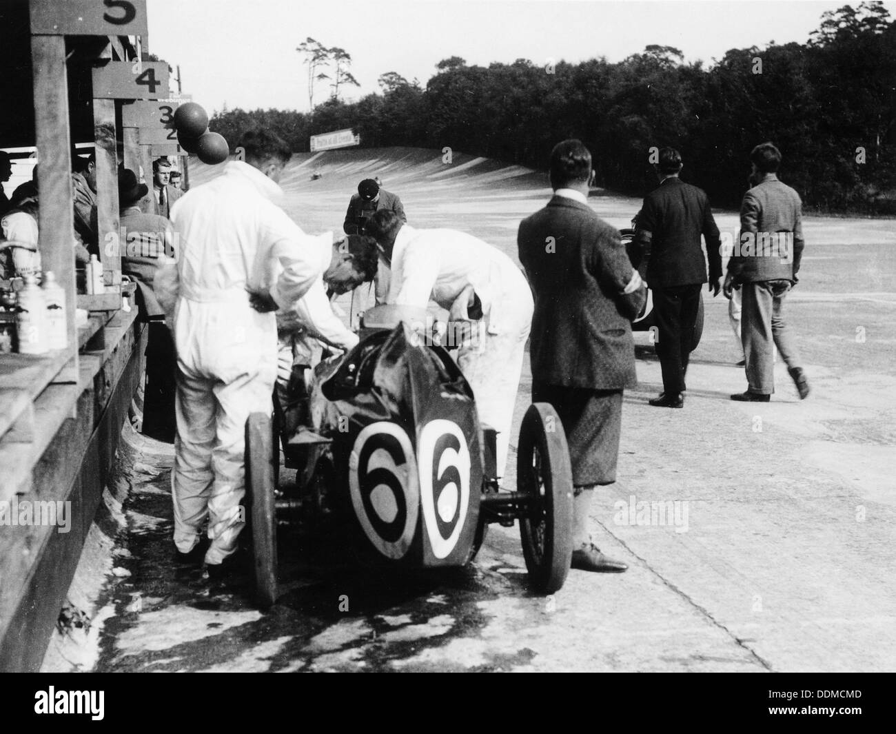 Austin von der Boxenmauer, 500 Meile Rennen, Brooklands, Surrey, (1931?). Artist: Unbekannt Stockfoto