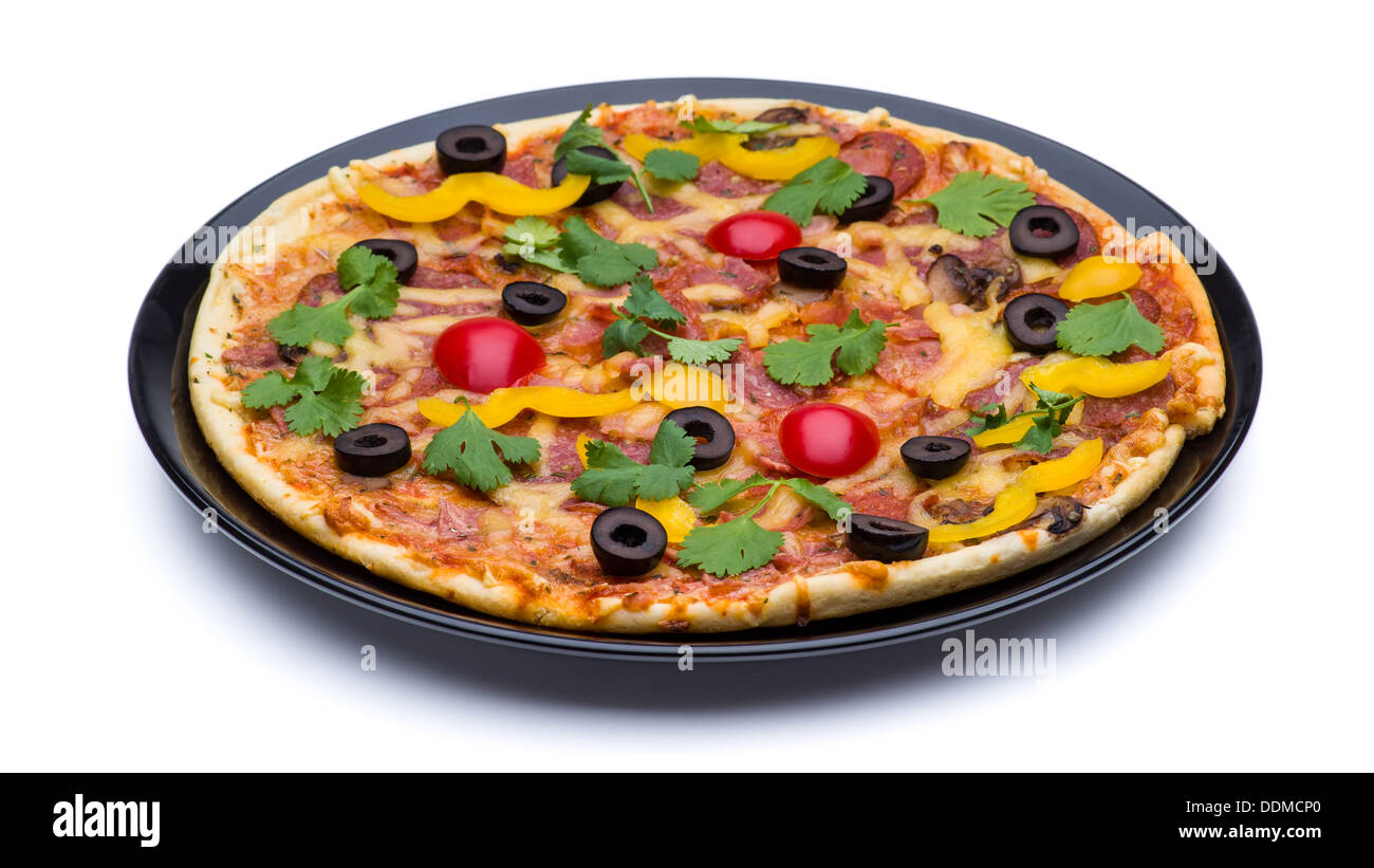 Pizza in einer schwarzen Platte Stockfoto