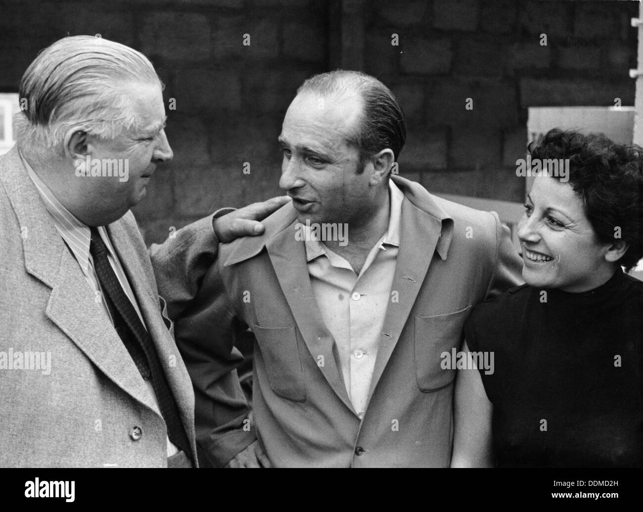 Alfred Neubauer mit Juan Manuel Fangio und seine Frau, c 1954 - c 1955. Artist: Unbekannt Stockfoto