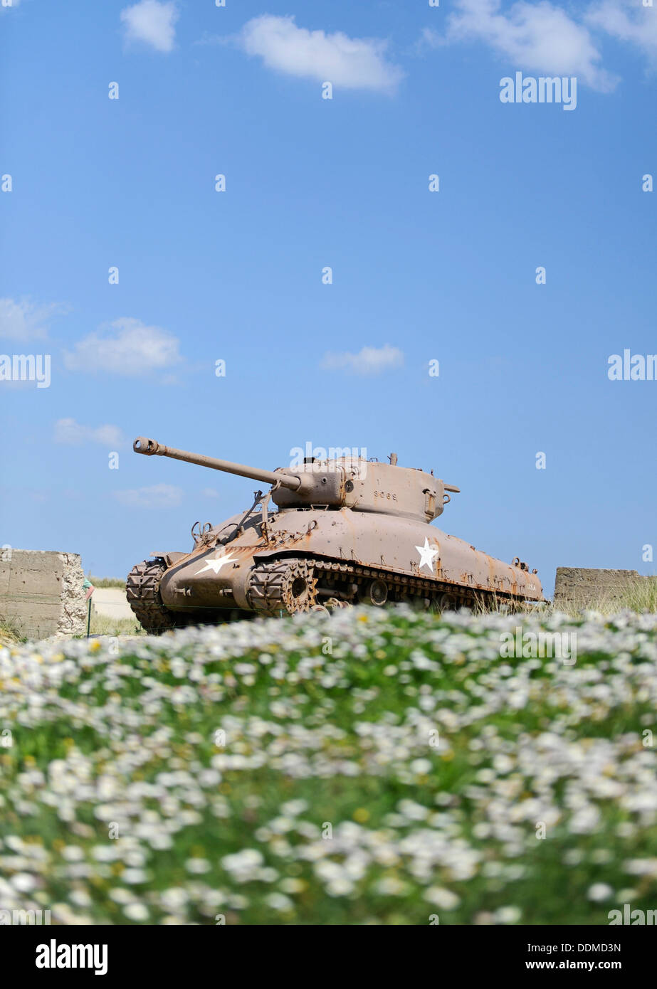 Zweiten Weltkrieg amerikanische Sherman Panzer steht als Denkmal am Utah Beach, Normandie, Frankreich Stockfoto