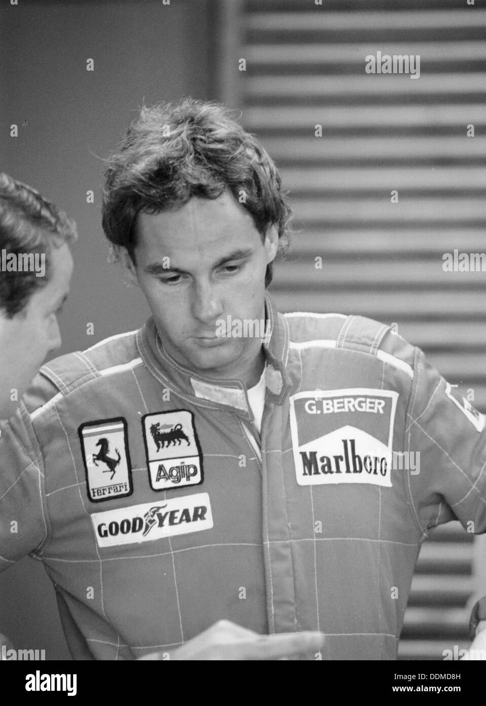 Gerhard Berger Hören zu einem Mitglied der Ferrari Team, 1988. Artist: Unbekannt Stockfoto