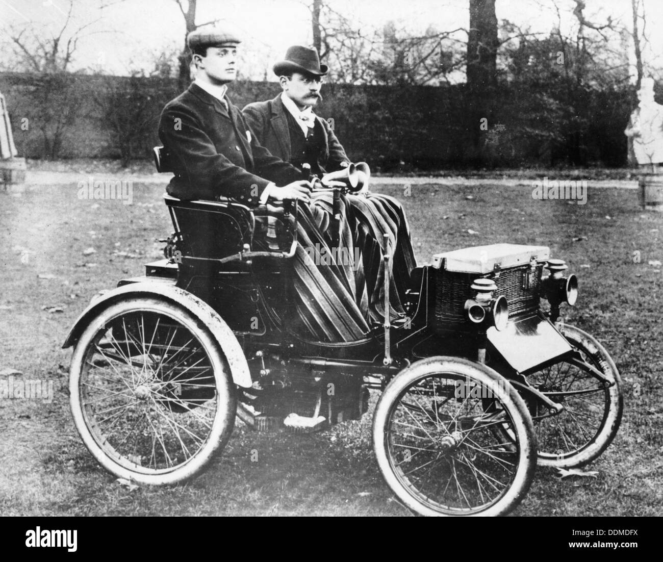 CS Rollen in seinen 4 hp Peugeot Voiturette, c 1900. Artist: Unbekannt Stockfoto