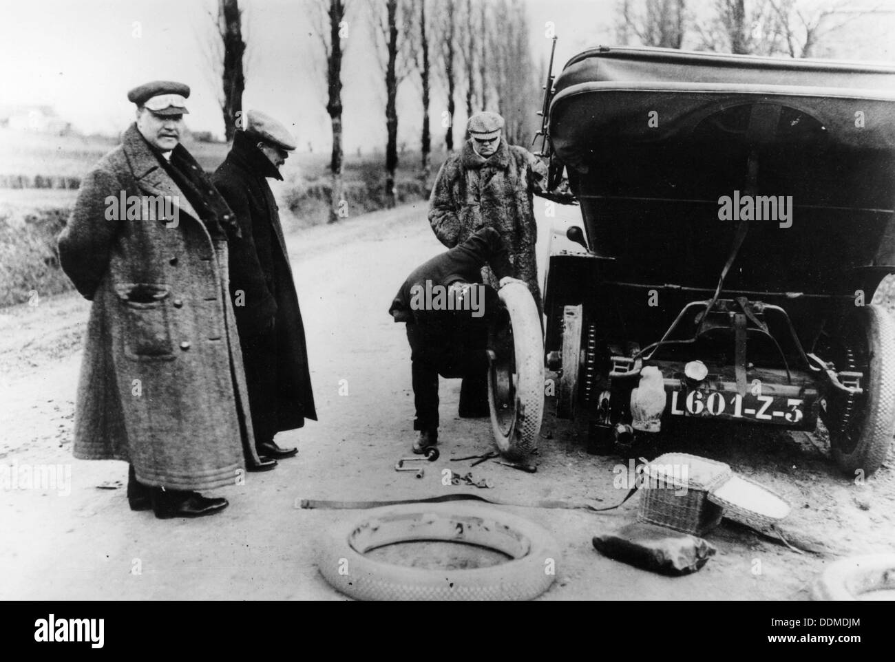 Lord Northcliffe chauffeur Reifenwechsel, (c 1908?). Artist: Unbekannt Stockfoto