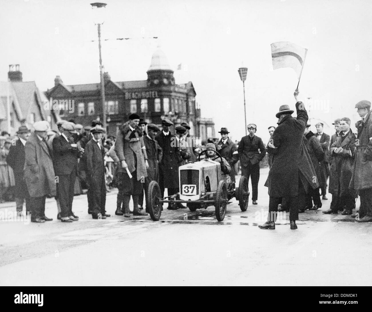 Archie Frazer-Nash Warten beim Starten eines Motors Racing Event. Artist: Unbekannt Stockfoto