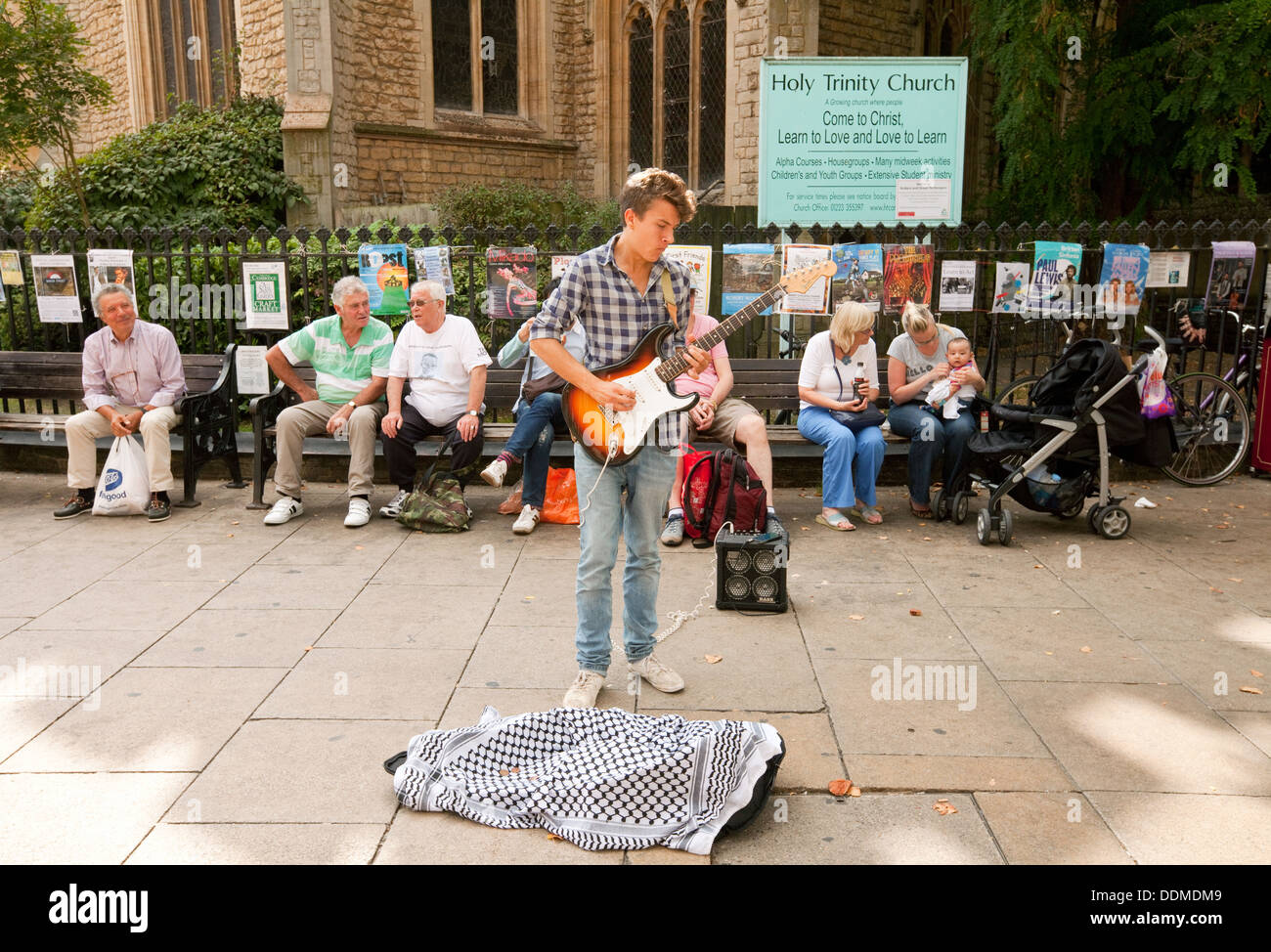 Ein Straßenmusikant oder Busker, Gitarre, St Andrews St, Cambridge City Centre UK Stockfoto