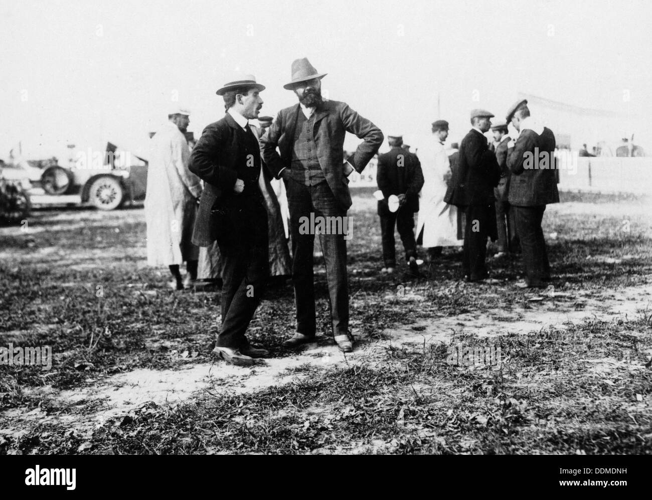 Louis Renault (links) und Edouard Michelin beim Grand Prix von Frankreich, Dieppe, 1908. Artist: Unbekannt Stockfoto