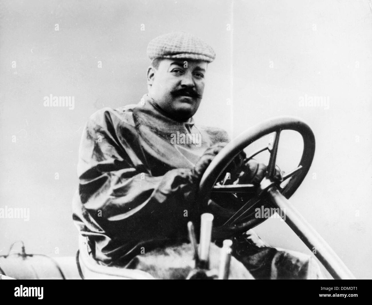 Vincenzo Lancia am Steuer eines Autos. Artist: Unbekannt Stockfoto