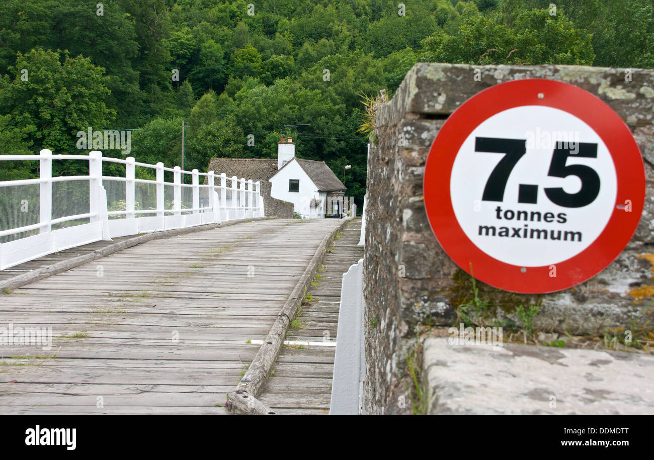 Klasse 2 aufgeführten Whitney Wye Mautbrücke und Gewicht Begrenzung Zeichen Herefordshire England Europa Stockfoto