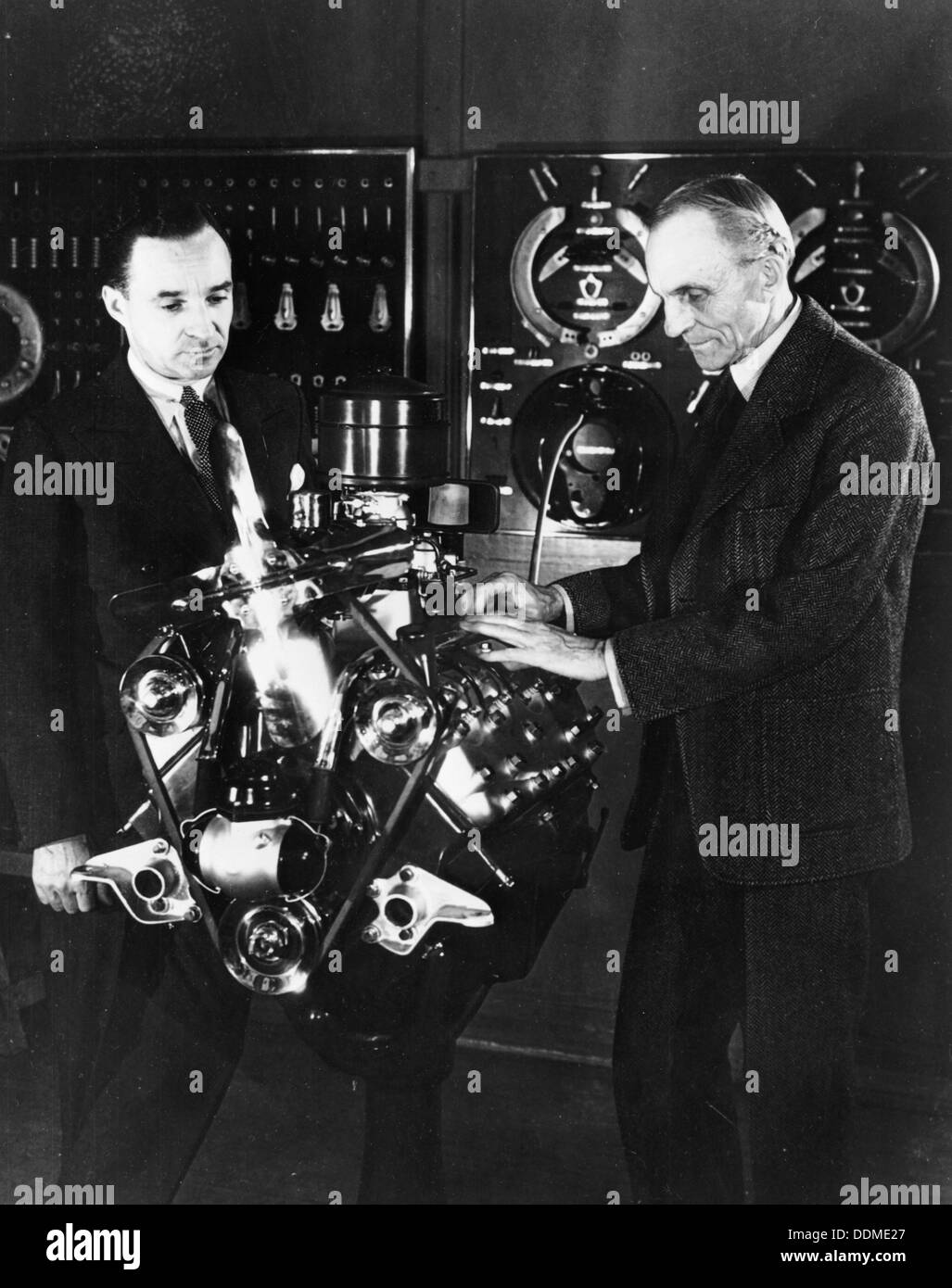Henry und Edsel Ford mit einem Ford V8-Motor, (c 1940 s?). Artist: Unbekannt Stockfoto