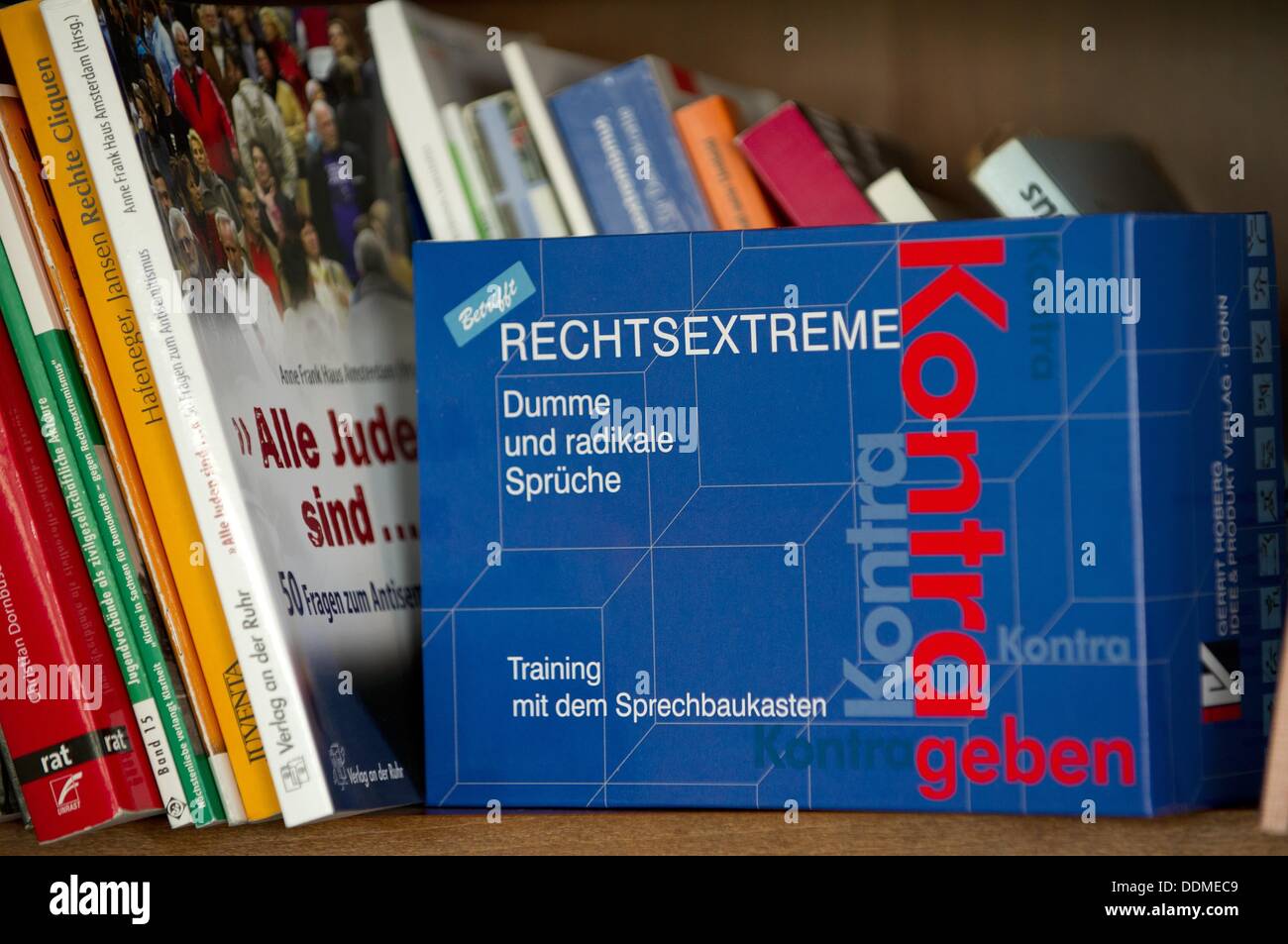 Pädagogische Literatur ist auf dem Display auf einem Regal im mobilen mentoring Team gegen Rassismus und Rechtsextremismus in Kassel, Deutschland, 28. Mai 2013. Foto: Uwe Zucchi Stockfoto