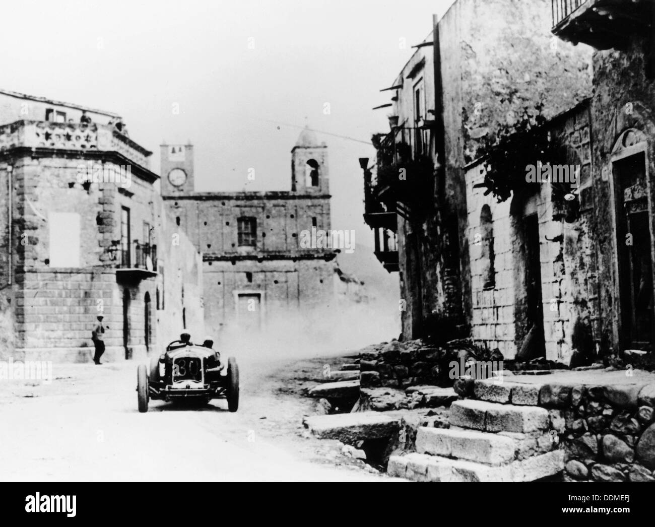 Achille Varzi in einem P2 Alfa Romeo Grand Prix Auto, in der Targa Florio, Sizilien, 1930. Artist: Unbekannt Stockfoto