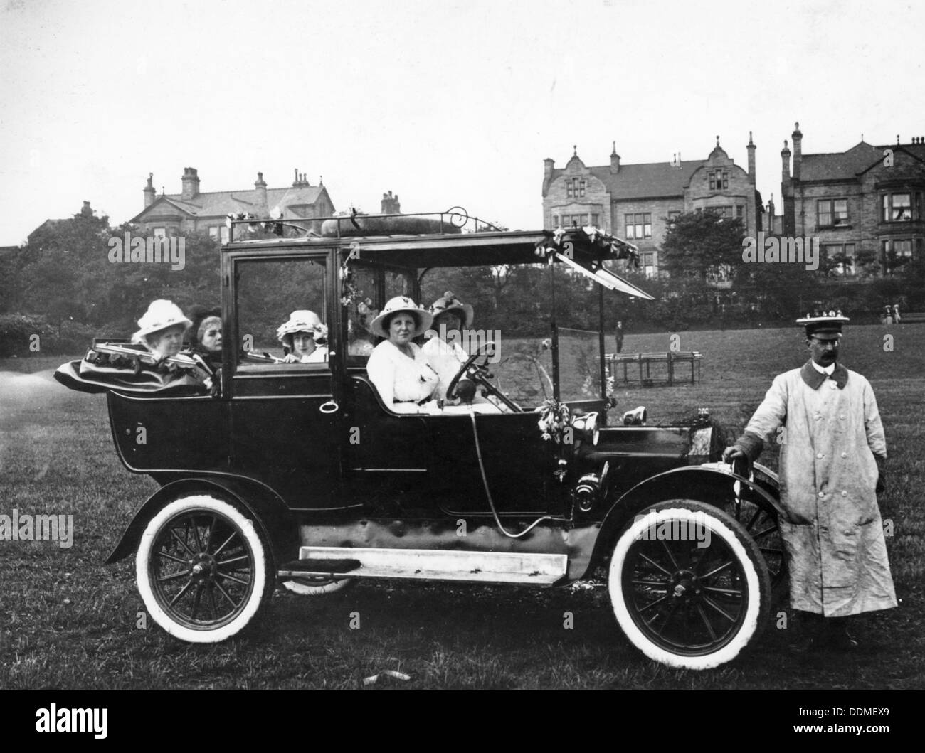 Menschen mit einem 1914 Modell T Ford, 1914. Artist: Unbekannt Stockfoto