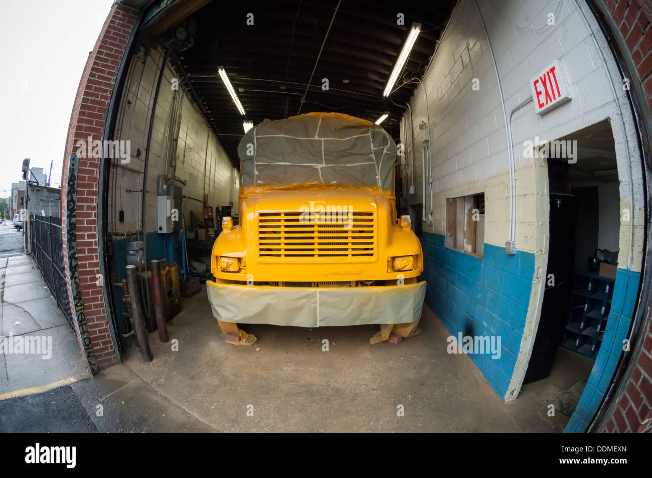 Ein Schulbus ist immer gemalt und möbelten oben im Stadtteil Astoria in New York zu sehen Stockfoto