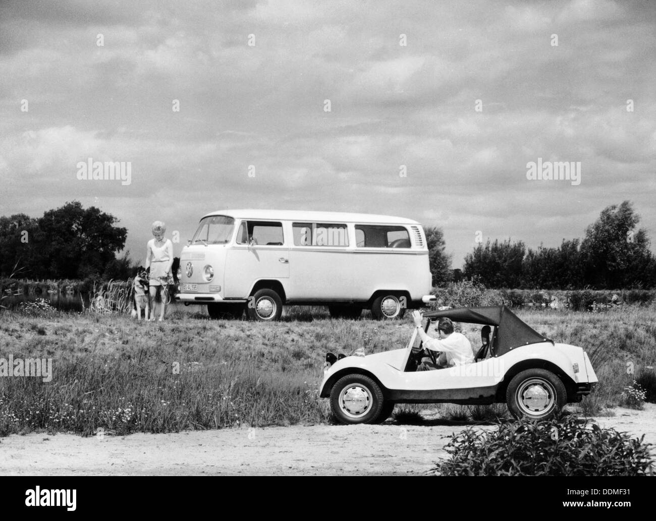 1971 VW camper Van und Strand Buggy, (c 1971?). Artist: Unbekannt Stockfoto