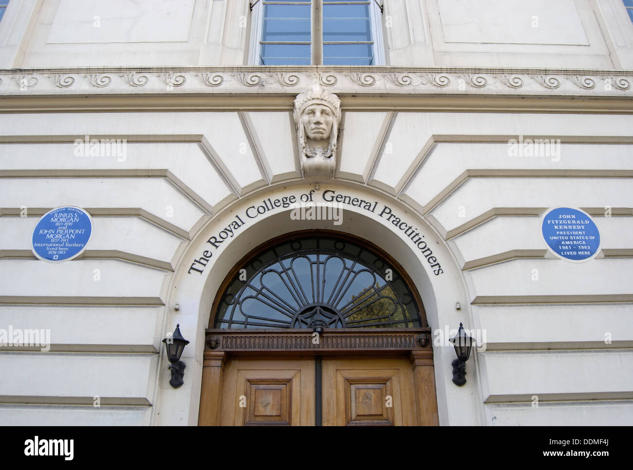 Eintritt in das royal College of Allgemeinmediziner, Princes Gate, London, England, mit blauen Plaketten auf beiden Seiten Stockfoto